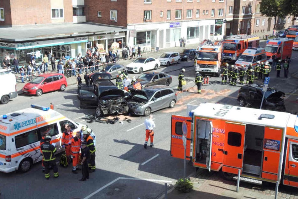 Zahlreiche Rettungswagen und Feuerwehrleute sind bei dem Unfall im Einsatz.