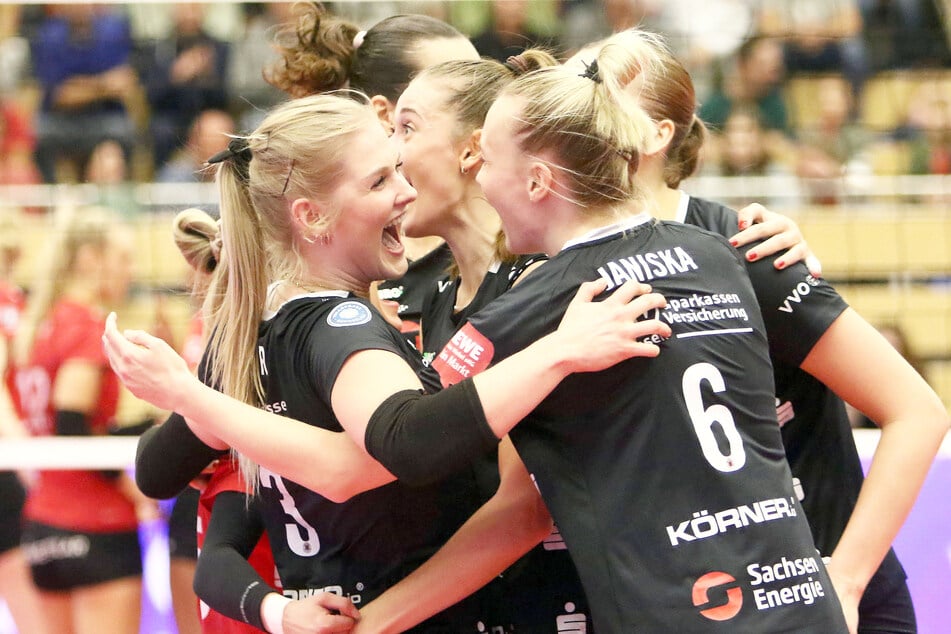 Nach dem Sieg in Vilsbiburg und der Überraschung von Trainer Alexander Waibl hatten Hester Jasper (22, l.) und Jennifer Janiska (29, r.) gut lachen.