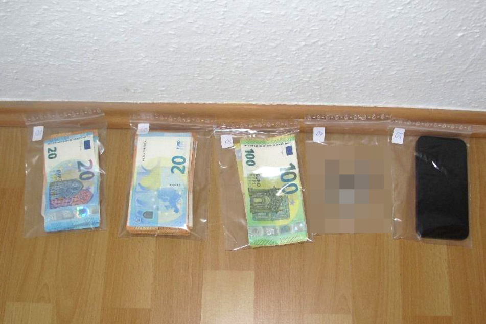 Bei den Wohnungsdurchsuchungen fanden die Polizisten noch mehrere Tausend Euro Bargeld und auch Mobiltelefone.