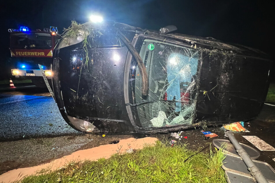 Heftiger Unfall in Thüringen: Ford-Fahrer (17) brettert über Landstraße und überschlägt sich