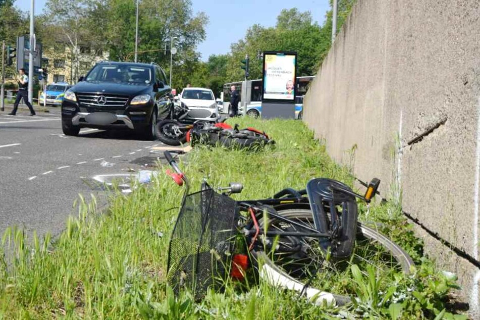 Zunächst waren eine Radfahrerin und eine Motorradfahrerin kollidiert.