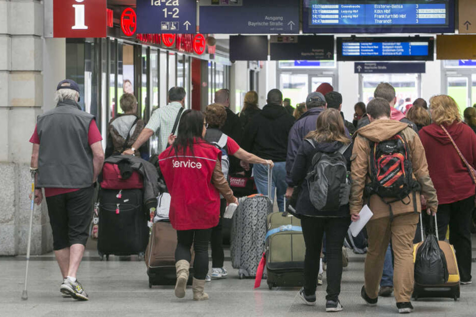 Pendler und Bahnreisende müssen sich in den kommenden Tagen auf Fahrplanänderungen beim RE6 einstellen. (Symbolbild)
