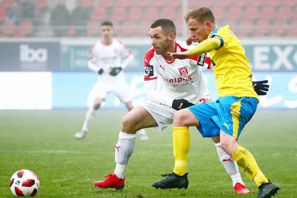 Christian Tiffert (l.), hier gegen René Eckardt vom FC Carl Zeiss Jena, sitzt beim Drittligist Hallescher FC meist auf der Bank.