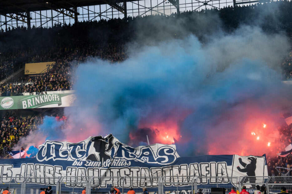 Auslöser der Krawalle: Herthas Ultra-Gruppierung zündete anlässlich des 15-jährigen Jubliäum Pyro im Dortmunder Gästeblock.