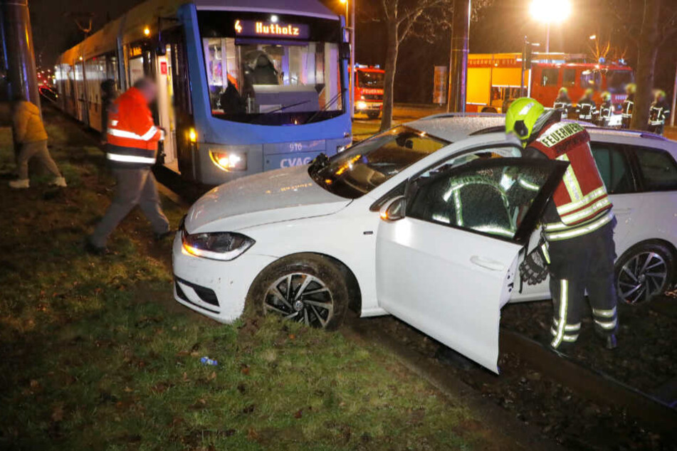 Chemnitz: Auto kracht mit Straßenbahn zusammen, sechs Verletzte