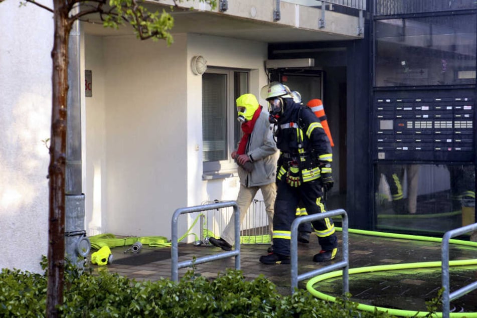 Die Anwohner des Seniorenheimes mussten mit Masken aus dem Gebäude gerettet werden.