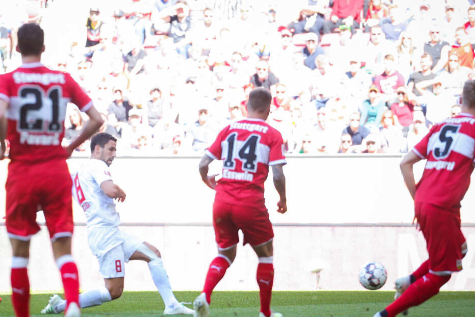 Augsburgs Rani Khedira (in weiß) erzielt das 1:0 (11.) für den FC Augsburg.