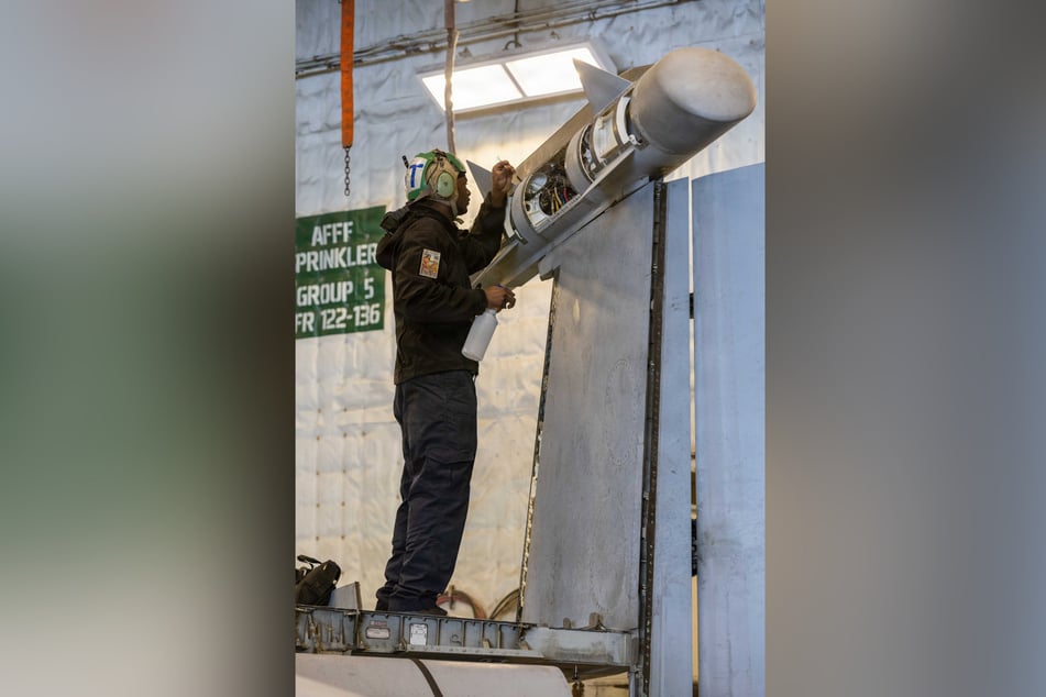 Das Foto zeigt einen Navy-Soldaten bei der Arbeit. In den Fokus rückte aber schnell der Aufnäher auf seinem Ärmel.