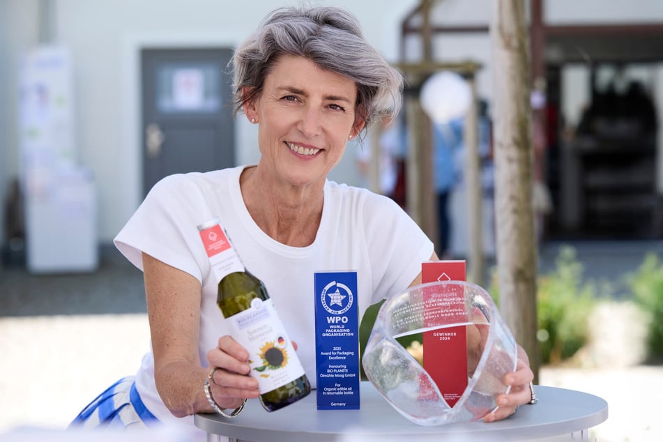 Hat immer wieder neue Ideen: Judith Faller-Moog zeigt den Preis für ihre Pfandöl-Flasche.