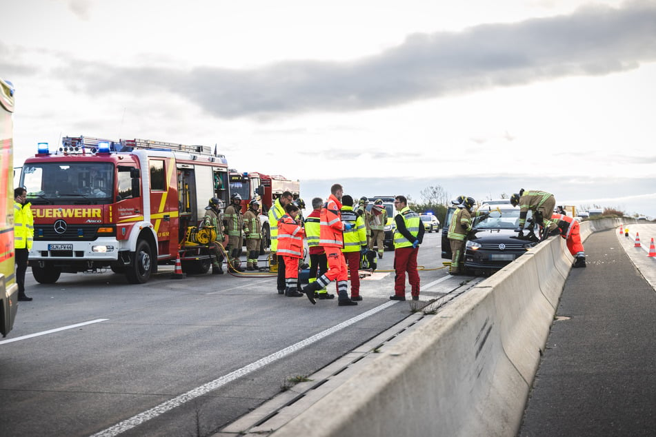 Unfall A4: Schwerer Crash auf A4: Beide Fahrtrichtungen gesperrt, VW-Fahrer lebensgefährlich verletzt