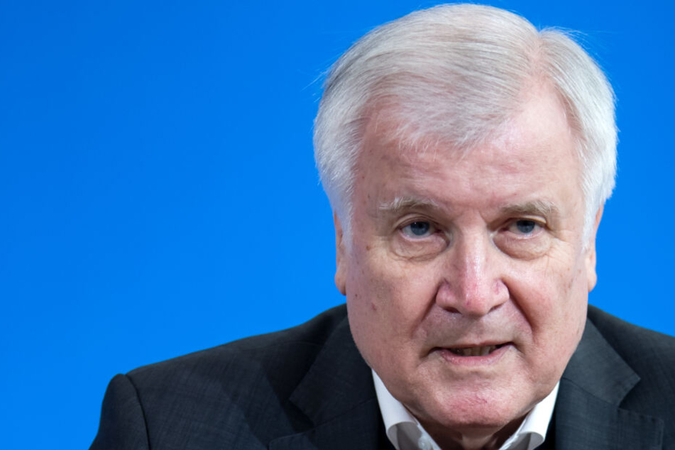 Horst Seehofer hält die Bedrohung von rechts für sehr hoch.
