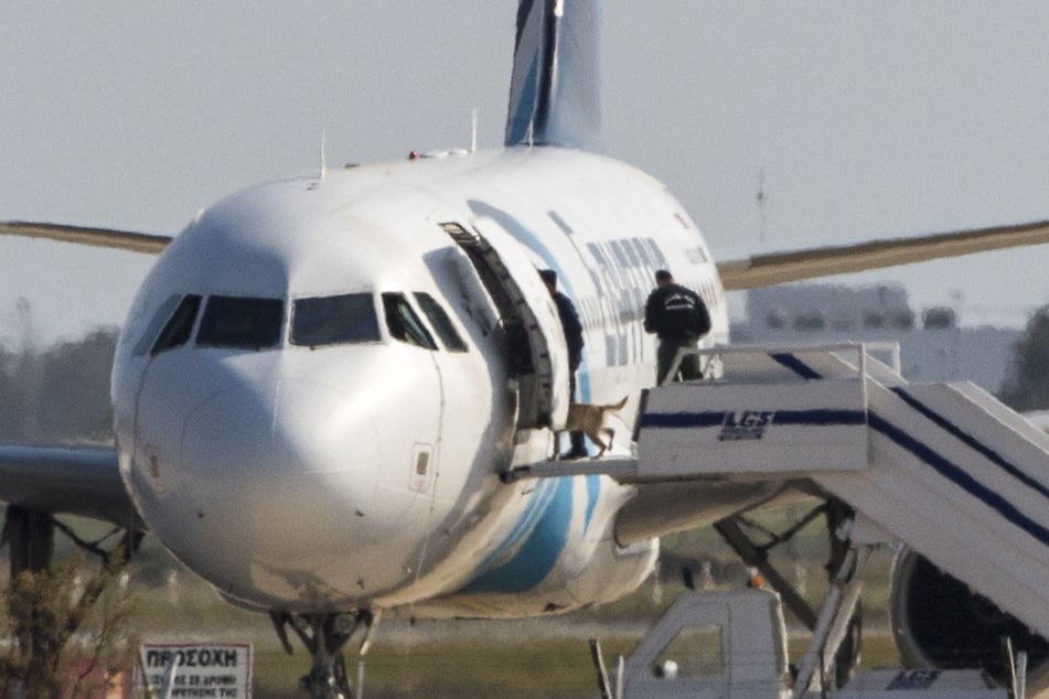 Im Fall einer Bombendrohung muss das Flugzeug oft von einem Bombenentschärfungsteam mit Spürhund durchsucht werden. (Symbolbild)