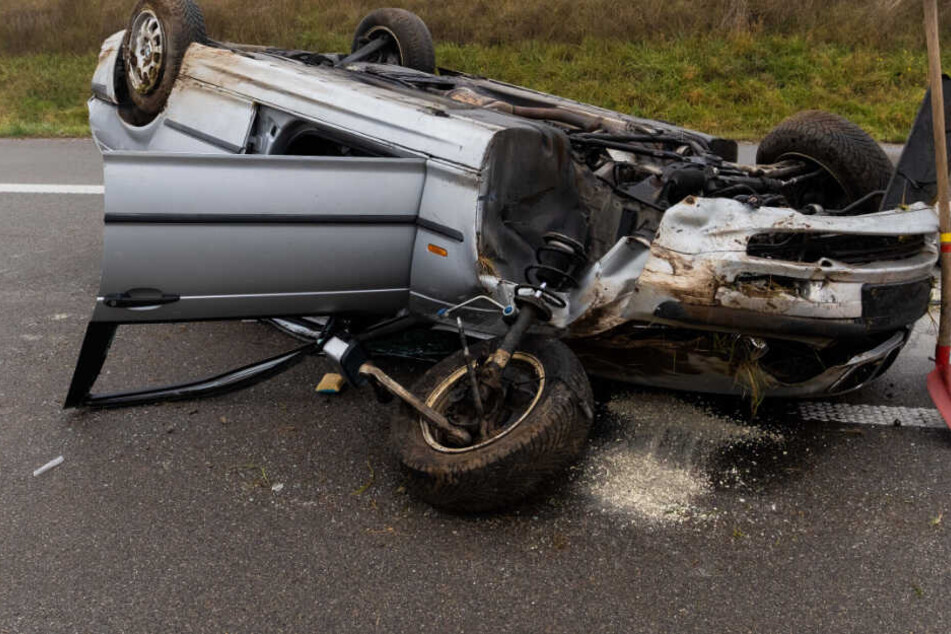 Der Unfallverursacher erlitt eine Platzwunde am Kopf. Er hatte sich mit dem Wagen überschlagen.