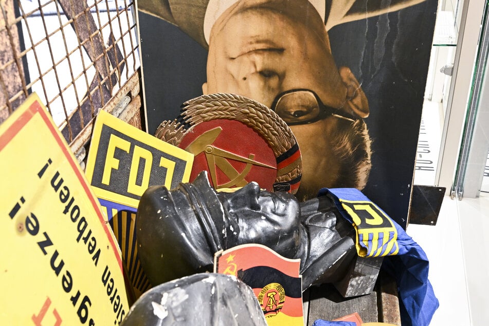 Berlin: Fahnen, Wappen, Wimpel: Neue Ausstellung über "Die Entsorgung der DDR-Staatssymbole"