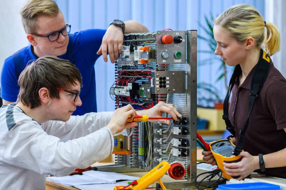 In der VBFA-Elektrowerkstatt werden die Schüler arbeiten - wie Fritz Kressner (20, h.), Lucas Richter (18), Sarah Siegel (21).