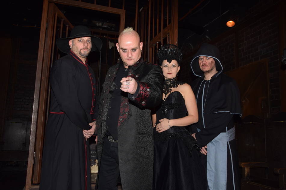 Die Dark-Rock-Band MONO INC. tritt am Samstagabend im beliebten Leipziger Haus Auensee auf. (Archivbild)
