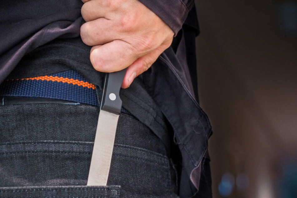 Einer der Männer zog ein Messer und stach seinem Gegenüber zwei Mal ins Bein. (Symbolbild)