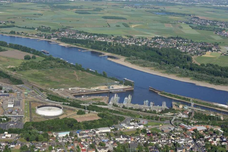 Der Godorfer Hafen aus der Luft. Die Sürther Aue kann bei einem Ausbau-Stopp erhalten bleiben.