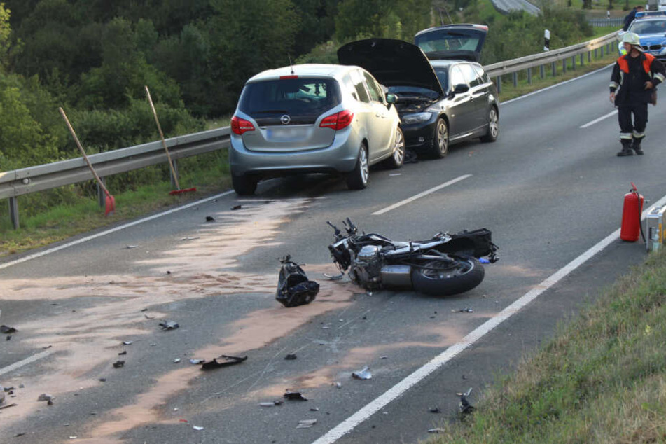 Die Fahrerin des entgegenkommenden Autos verlor die Kontrolle und stieß mit einem weiteren Auto zusammen.