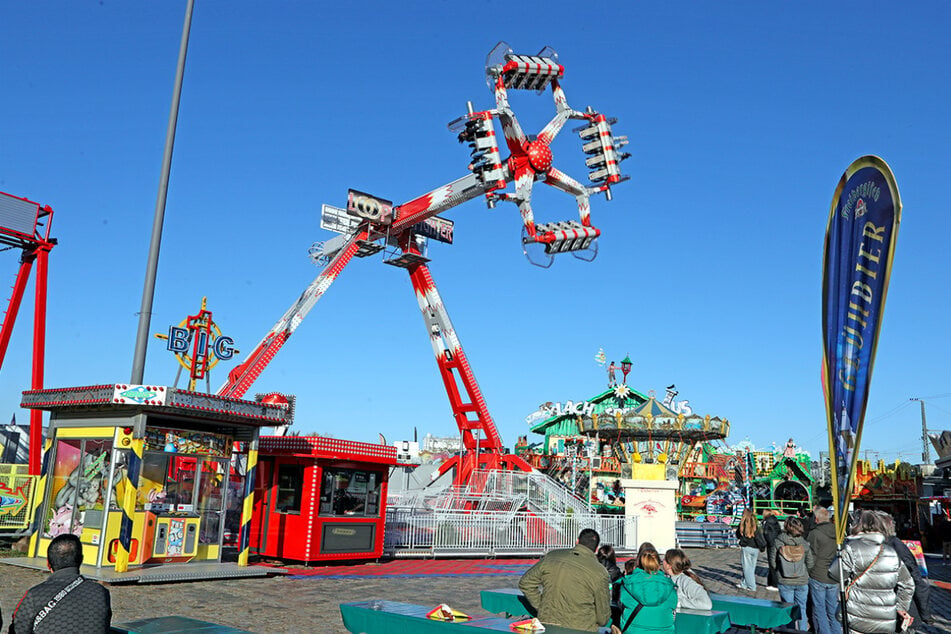 Endlich wieder Rummelzeit in Dresden und dieses Fahrgeschäft feiert Deutschlandpremiere.