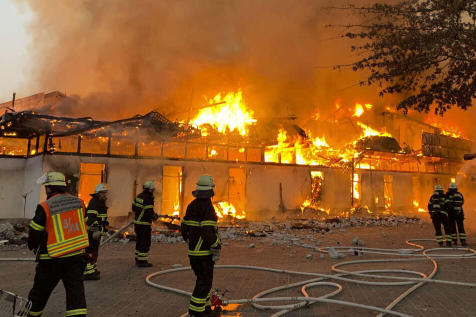 Der Pferdestall stand komplett in Flammen.