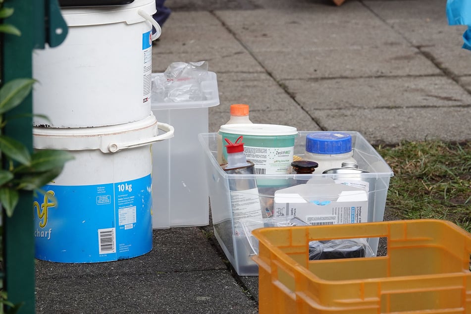 Offenbar stellten die Einsatzkräfte mehrere verdächtige Behälter sicher.