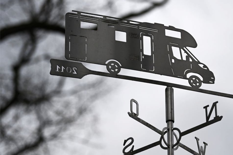 Unglück bei Reparatur: Mann (†75) von eigenem Wohnmobil überrollt