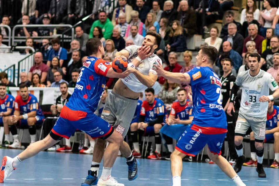 Balingen langte in der Abwehr ordentlich zu, hier bekommt das Sebastian Greß zu spüren. Roman Becvar (r.) musste angeschlagen vom Feld.