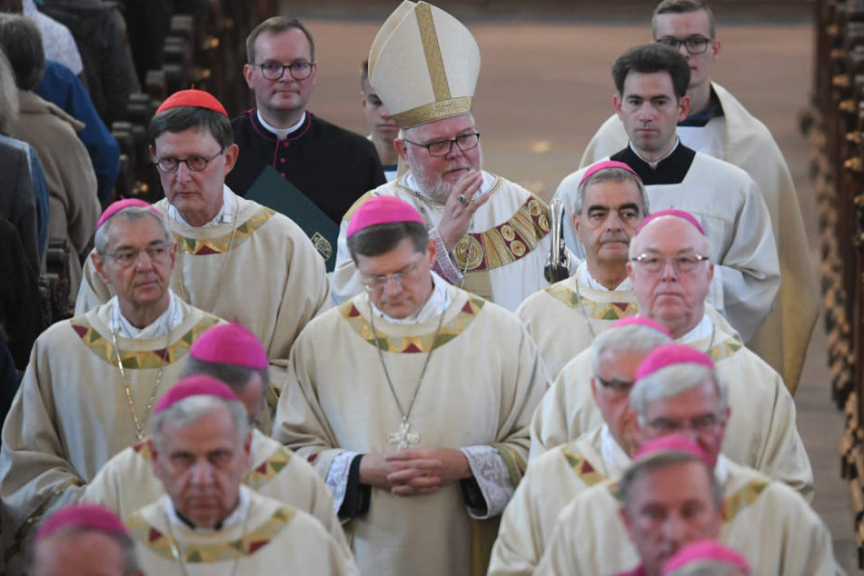 Kardinal Reinhard Marx (hinten Mitte) schämt sich für die Verbrechen der katholischen Kirche.