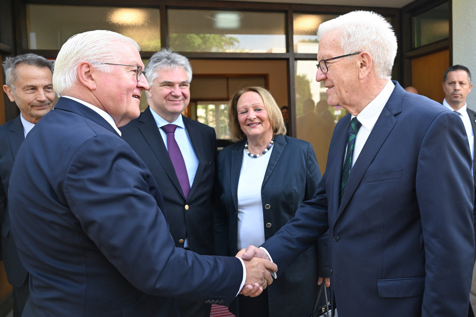 Bundespräsident Frank-Walter Steinmeier (67, SPD, l) begrüßt Winfried Kretschmann (74, Bündnis 90/Die Grünen, r), Ministerpräsident von Baden-Württemberg.
