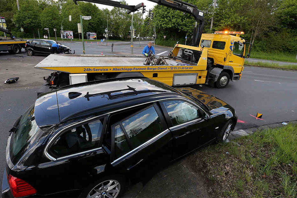 Die beiden beschädigten Autos mussten abgeschleppt werden.