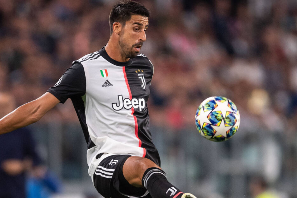 Sami Khedira kickt den Ball.