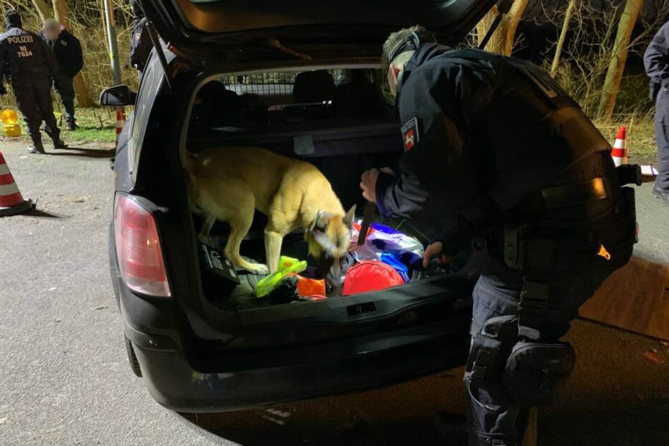Teilnehmer der Rockerveranstaltung wurden überprüft und die Fahrzeuge mit der Hilfe von Polizeihunden durchsucht.