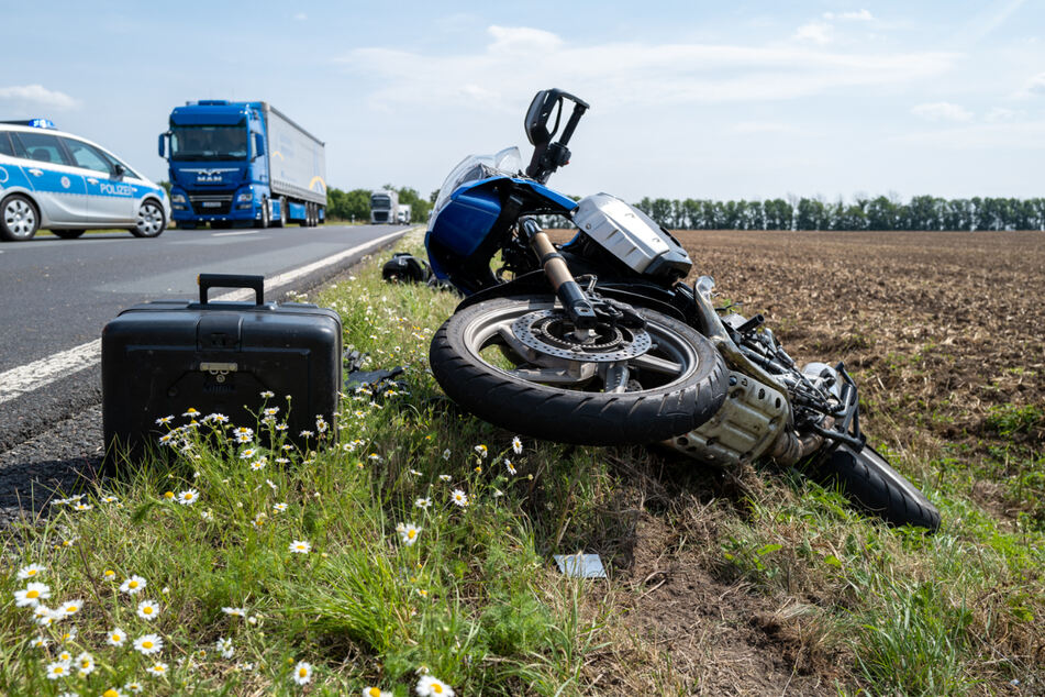 Audi übersieht Motorrad beim Überholen: Biker lebensgefährlich verletzt