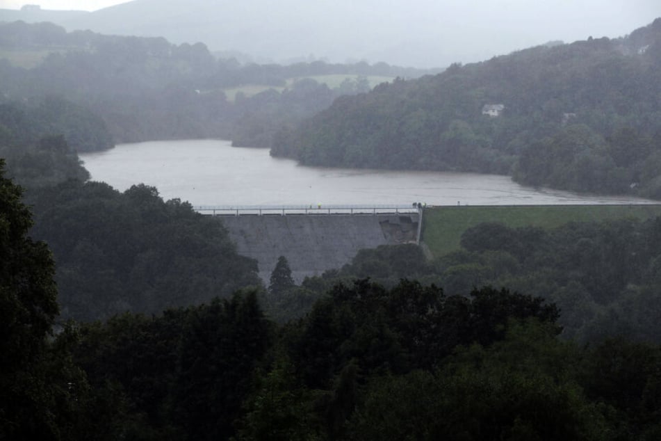Ein Staudamm am Toddbrook Reservoir nahe Whaley Bridge ist nach heftigen Regenfällen zu sehen.