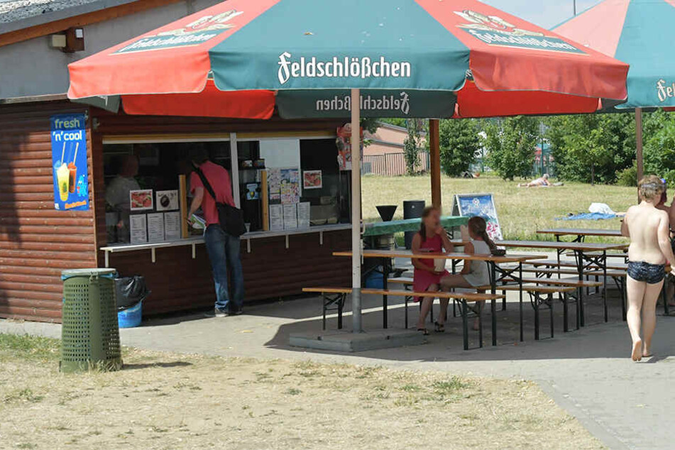 Gleich zweimal hintereinander knackten Einbrecher einen Kiosk im Freibad Cotta.
