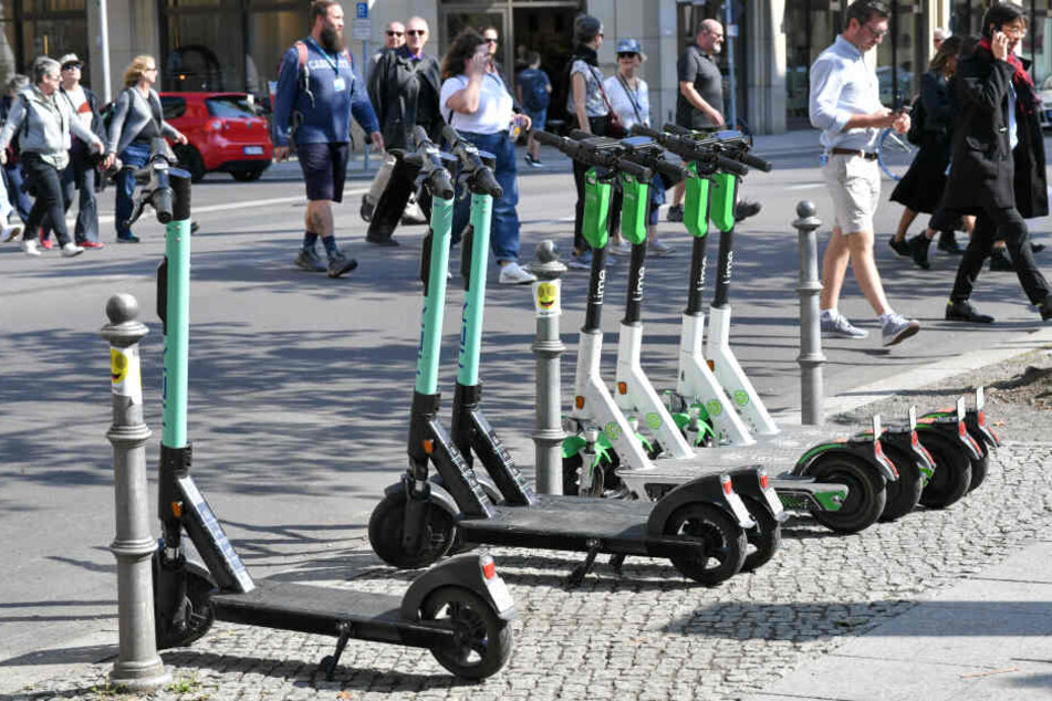 In Düsseldorf sollen bald pro Abstellplatz nur noch fünf E-Scooter geparkt werden dürfen (Symbolbild).