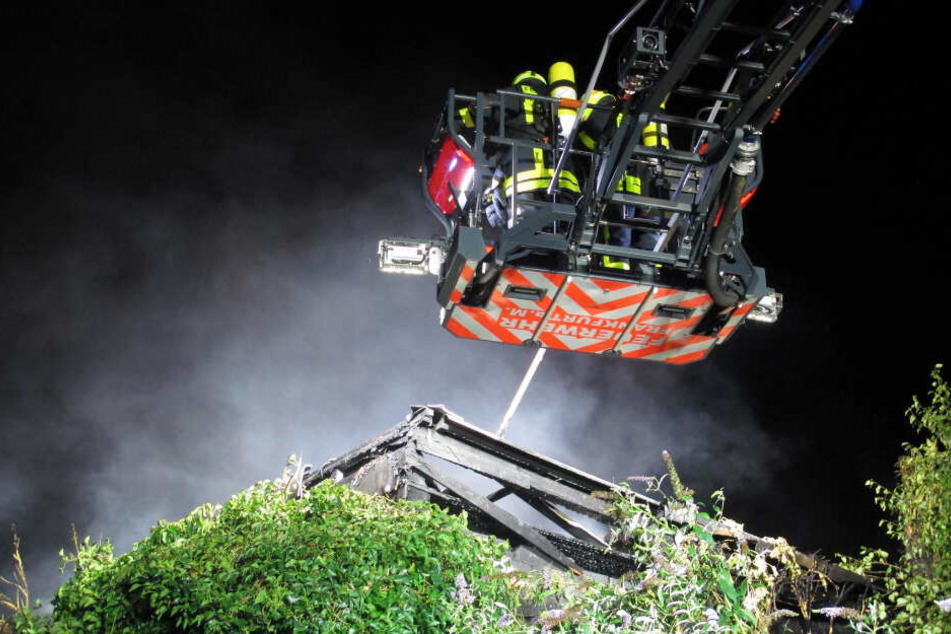 Eine Person musste von der Feuerwehr aus dem Anbau der Baustelle befreit werden.