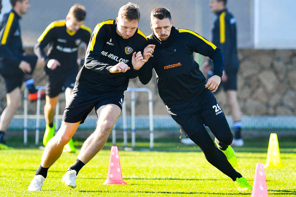 Dynamos Kapitän Marco Hartmann (l.) beim Training mit Sören Gonther (r.).