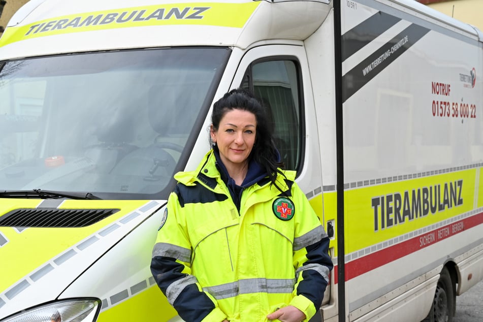 Sandra Kögel (49) steht vor dem Wagen der Tierrettung.