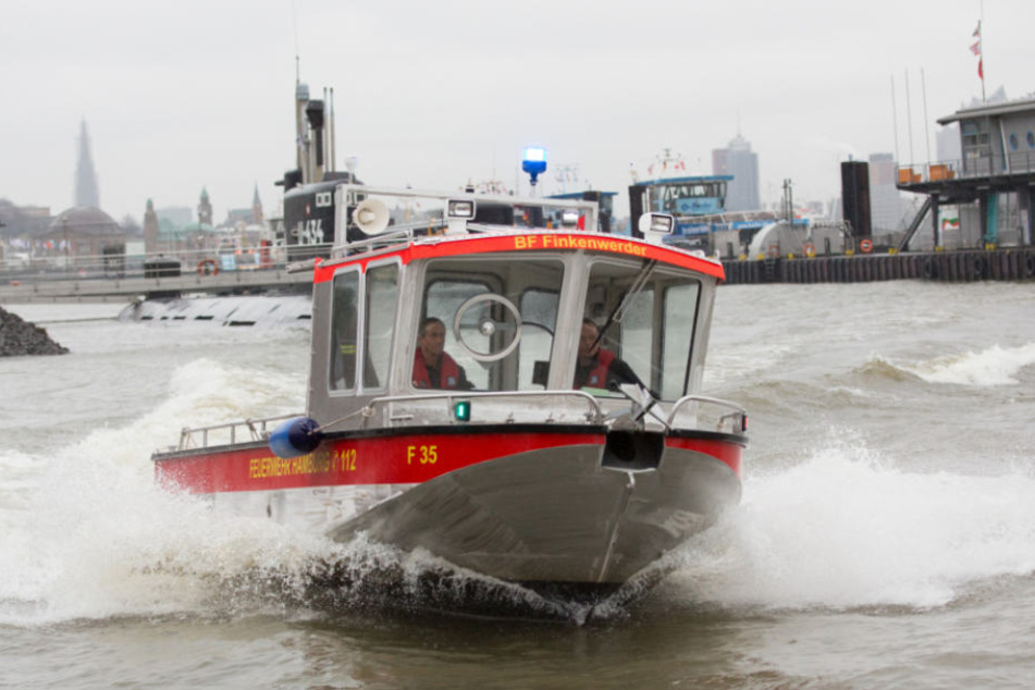 Die Feuerwehr rückte aus, um das Boot auf der Elbe zu löschen. (Symbolbild)
