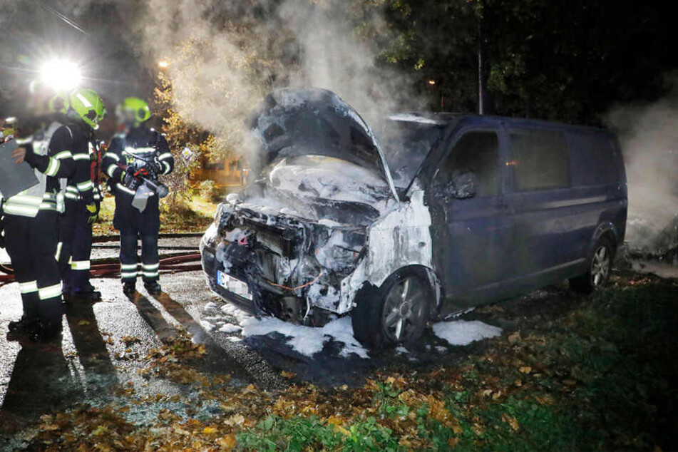 Das Feuer brach im vorderen Bereich des Transporters aus.