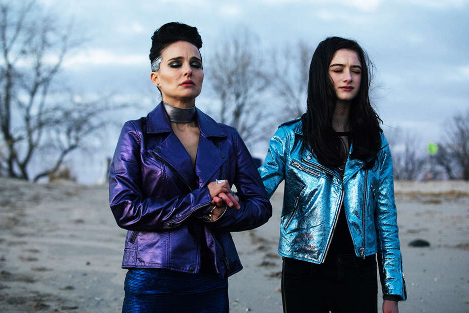Wer ist genau wer? Die erwachsene Celeste (l., Natalie Portman) mit ihrer Tochter Albertine (Raffey Cassidy), die in den ersten zwei Akten die junge Celeste spielte.