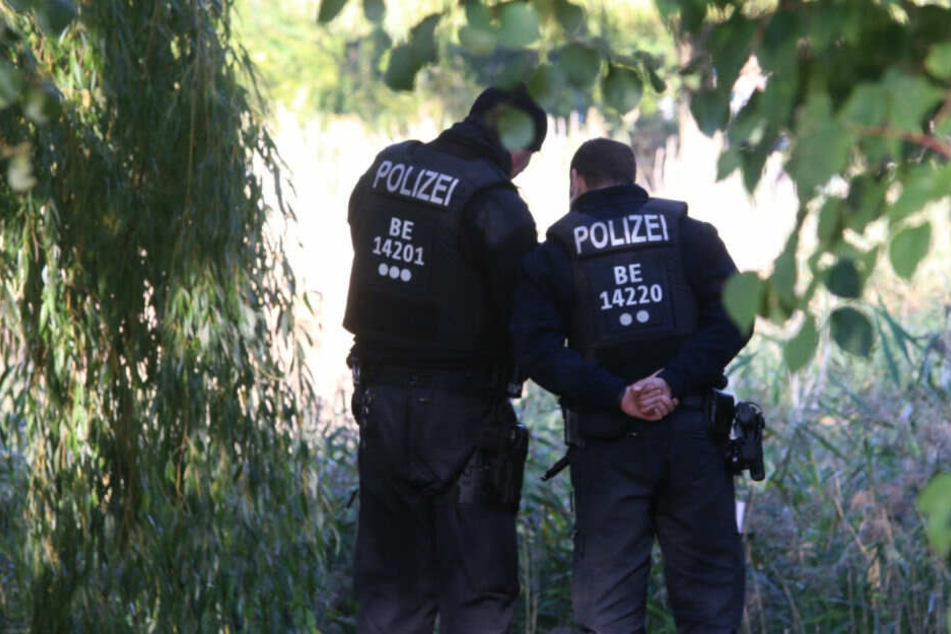 Polizisten untersuchen den Fundort.