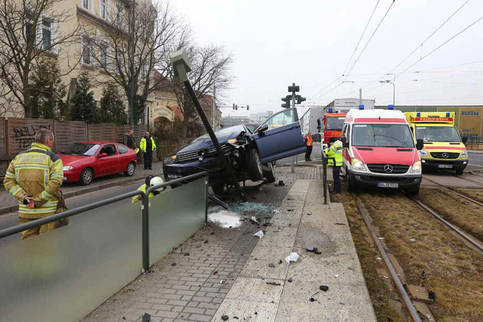 Der VW geriet auf die Absperrung der Haltestelle.