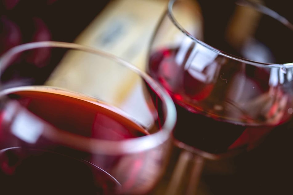 Selbst ein kleines Glas Wein kann bei manchen Leuten innerhalb von 30 Minuten zu schlimmem Hämmern im Kopf führen.