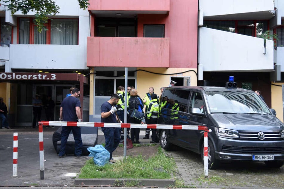 Ermittler durchsuchten am Freitag erneut den Wohnblock in Köln-Chorweiler und weitere Wohnungen.