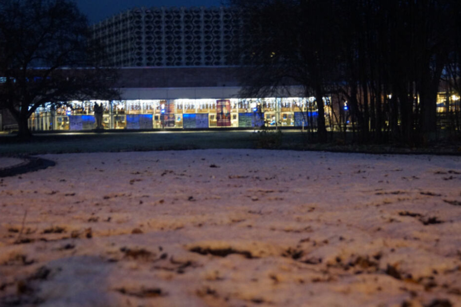 Im Stadthallenpark blieb der Schnee auf den Beeten liegen.