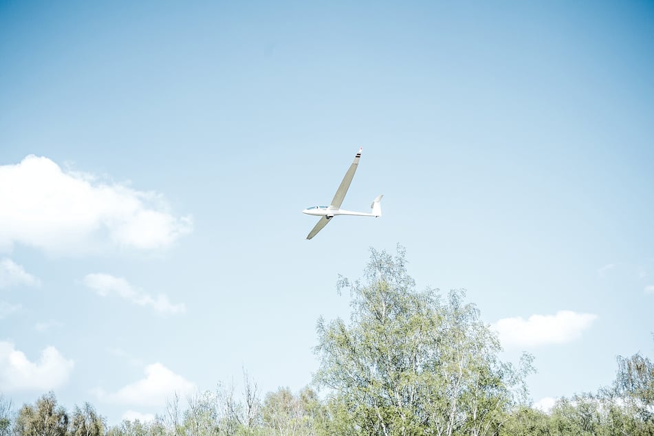 Nahe des nordhessischen Trendelburg ist am Sonntagnachmittag ein Segelflugzeug abgestürzt. Dabei soll ein Mensch ums Leben gekommen sein. (Symbolfoto)