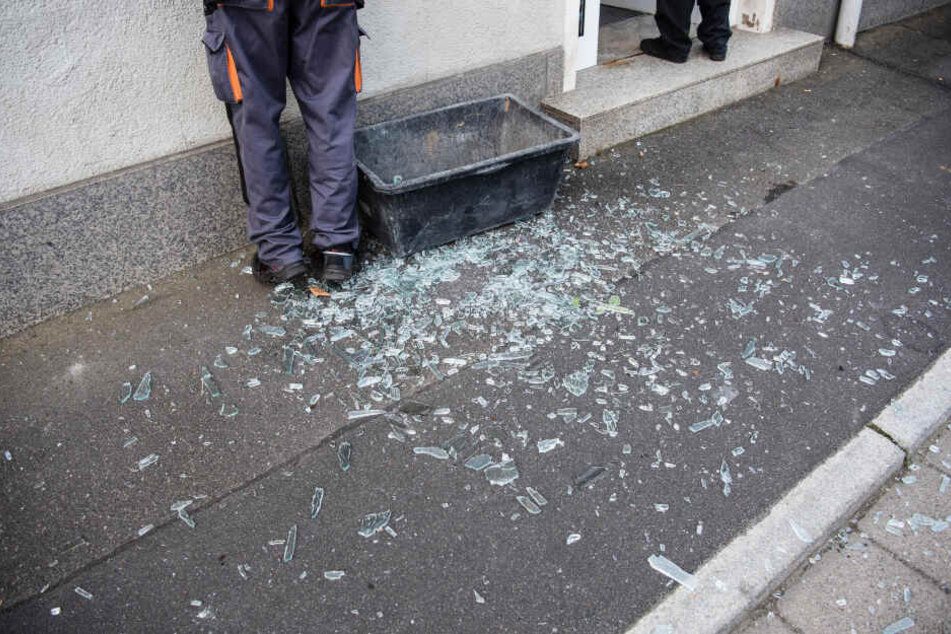 Splitter einer zerborstenen Glasscheibe liegen vor einer Bankfiliale, in welcher am frühen Morgen ein Geldautomat gesprengt wurde.